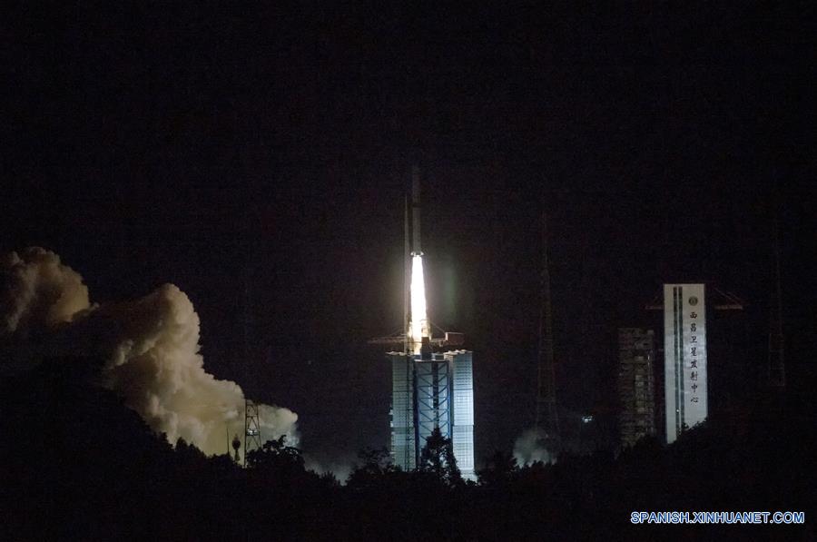 China lanza satélite de retransmisión para explorar cara oculta de Luna