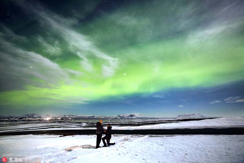 Una serie de fotos muestra a dos manos de la mano, mirando hacia el cielo azul y verde. Dan Santillo luego toma la mano de su novia de 28 años Anneka Davies, saca un anillo y hace la pregunta en Islandia, el 29 de marzo de 2016. [Foto / IC]