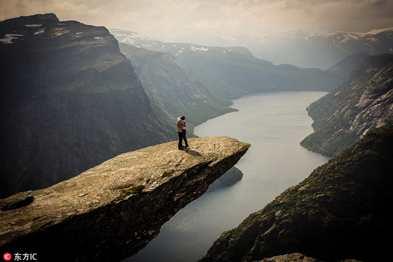 Este romántico le hace la pregunta a su novia sobre una roca a 2.300 pies de altura. Harald Six, 21, propuso a su novia Hanna Troch en la espectacular Trolltunga en Odda, Noruega, el 5 de enero de 2014. [Foto / IC]