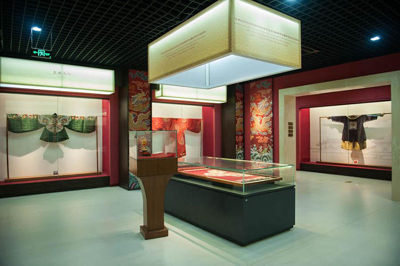 Túnicas reales de las dinastías Ming (1368-1644) y Qing (1644-1911) expuestas en el Museo Yunjin de Nanjing, el 21 de mayo de 2018. (Foto cedida a chinadaily.com.cn)