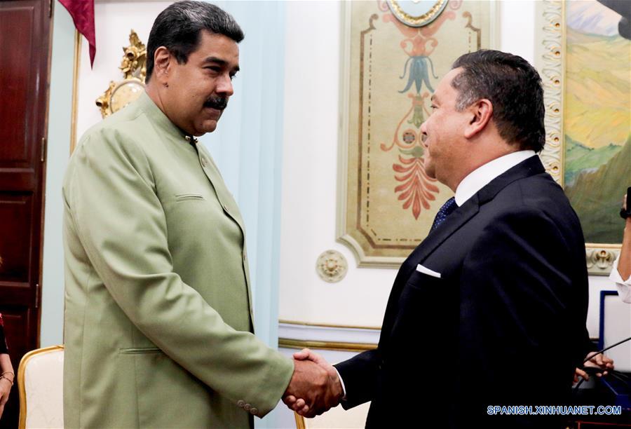 Maduro se reúne con excandidato presidencial Javier Bertucci