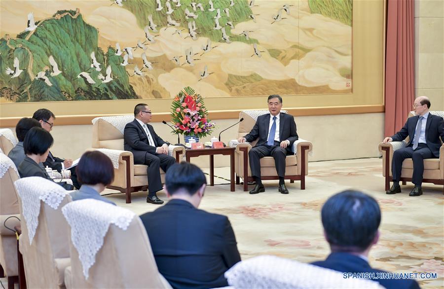 Máximo asesor político chino se reúne en Beijing con delegación de medio de comunicación de Taiwan