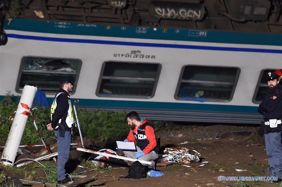 Choque de tren con camión deja 2 muertos y 23 heridos en norte de Italia