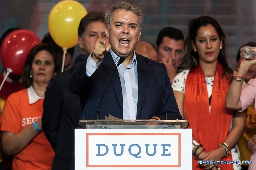 Duque pide a Petro realizar debate presidencial con "altura" en Colombia