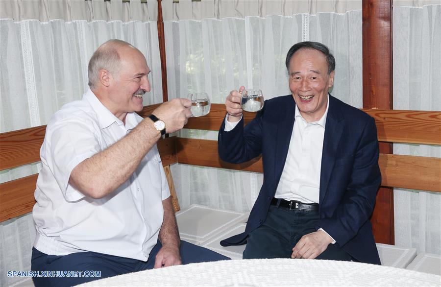 Vicepresidente chino analiza lazos bilaterales con presidente bielorruso
