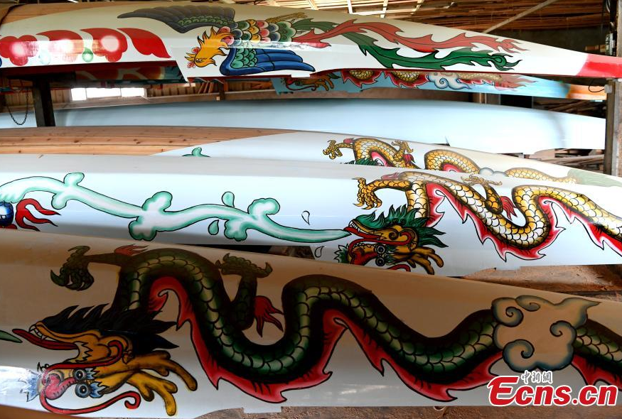 Un pueblo es conocido por los botes de dragón hechos a mano durante 700 años