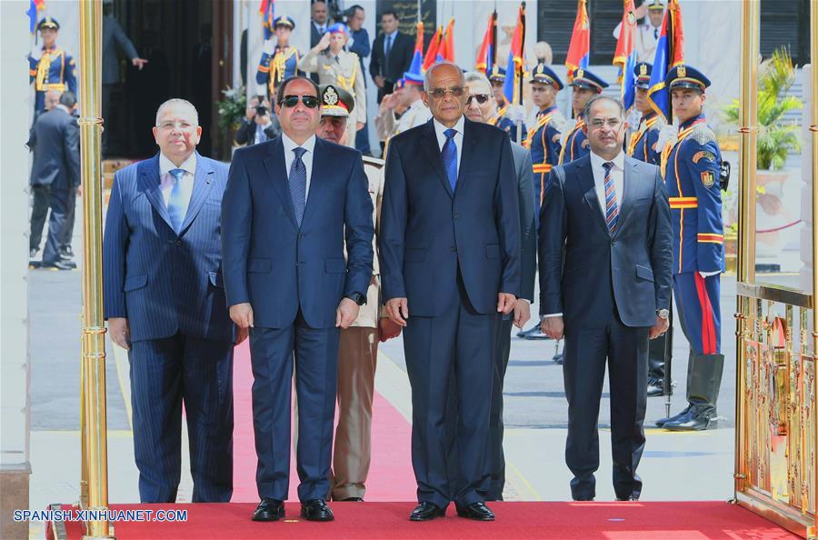 El presidente de Egipto, Abdel Fattah al-Sisi (i-frente), asiste a su ceremonia de juramentación, en El Cairo, Egipto, el 2 de junio de 2018. El presidente Abdel Fattah al-Sisi fue juramentado el sábado como presidente de Egipto para un segundo mandato hasta el 2022, informó la televisión estatal Nile TV. (Xinhua/MENA)