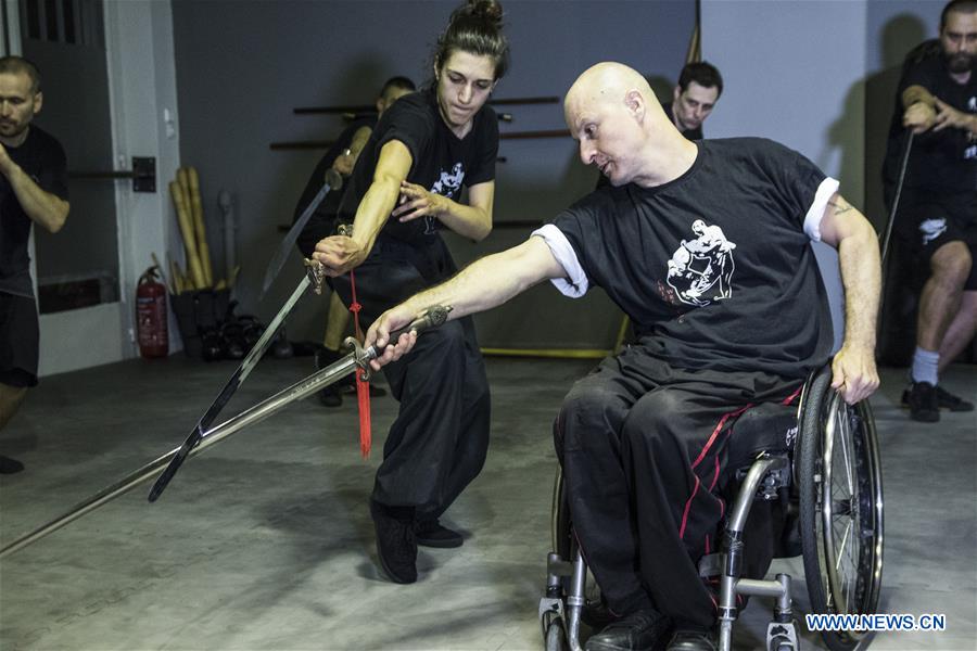 Profesor griego enseña Wushu en silla de ruedas