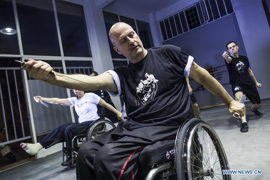 Profesor griego enseña Wushu en silla de ruedas