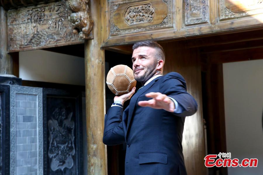 Beckham se atreve con el fútbol antiguo en China 