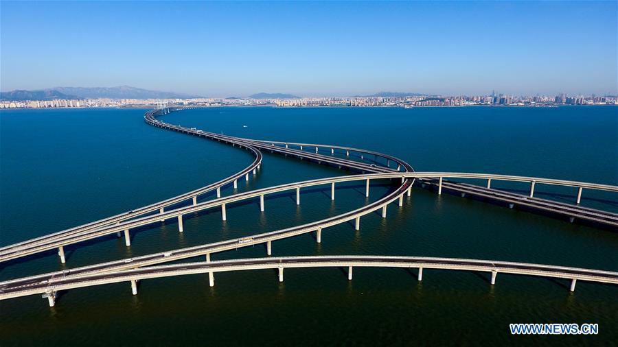 Vista aérea del puente de la Bahía de Jiaozhou en Qingdao