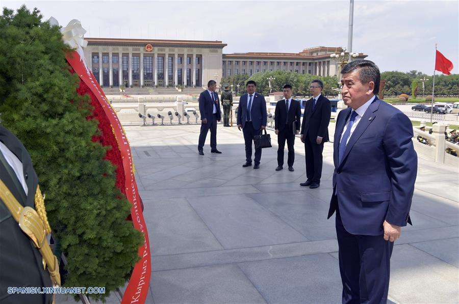 Presidente de Kirguistán deposita ofrenda floral en Monumento a los Héroes del Pueblo