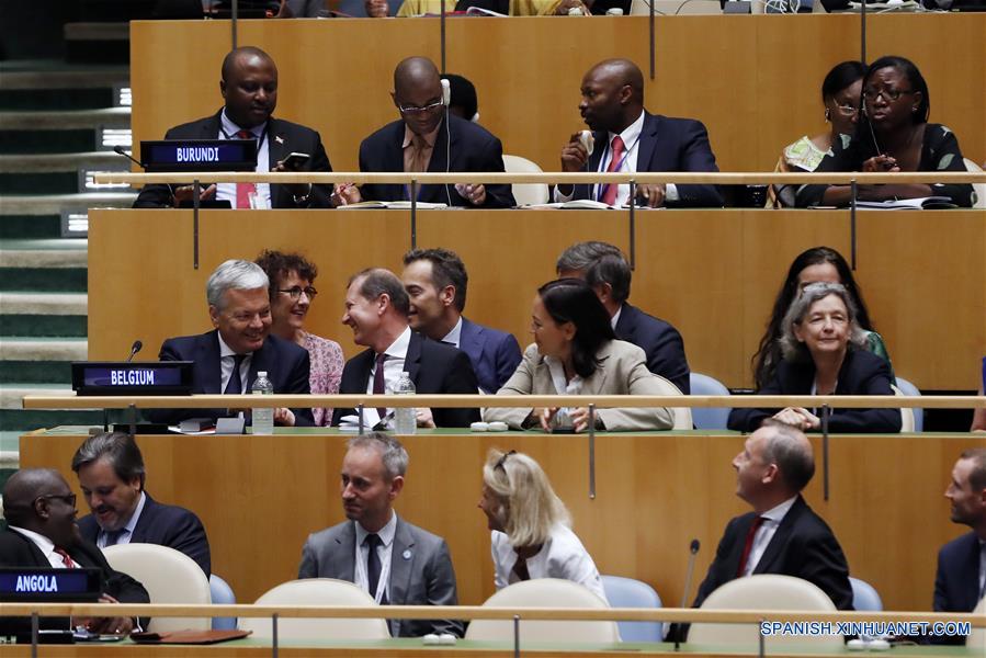 El ministro de Relaciones Exteriores de Bélgica, Didier Reynders (i-segunda fila), festeja con su delegación después de que Bélgica fuera seleccionada como miembro no permanente del Consejo de Seguridad de la Organización de las Naciones Unidas (ONU), en la sede de la ONU, en Nueva York, Estados Unidos, el 8 de junio de 2018. La Asamblea General de las Naciones Unidas eligió el viernes a Sudáfrica, Indonesia, República Dominicana, Bélgica y Alemania para servir durante el periodo 2019-2020 en el Consejo de Seguridad de la ONU. (Xinhua/Li Muzi)