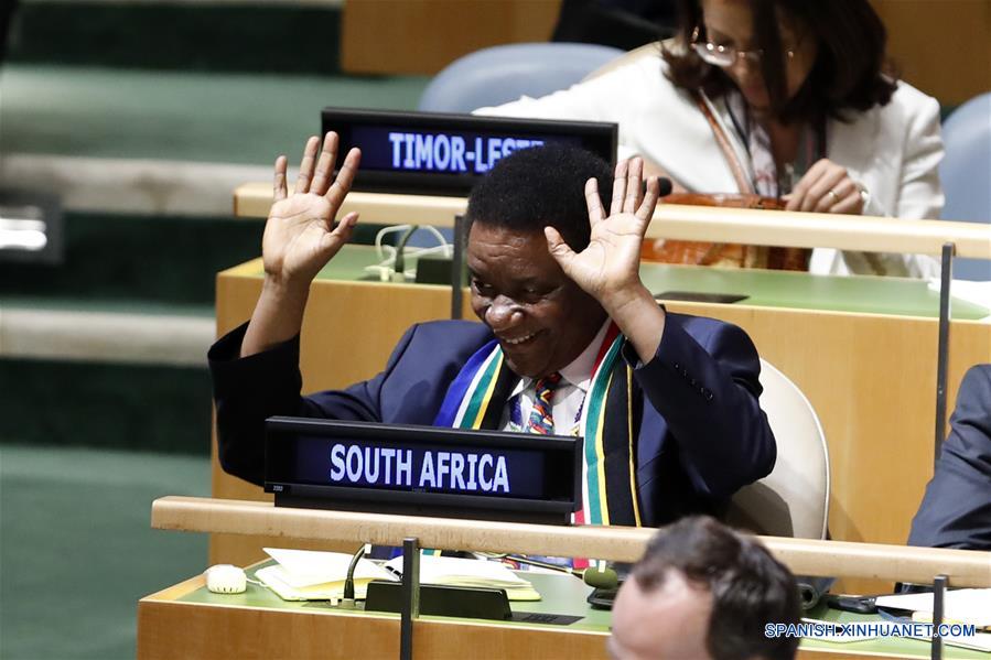 El embajador de Sudáfrica ante la Organización de las Naciones Unidas (ONU), Jerry Matthews Matjila, reacciona después de que Sudáfrica fuera seleccionada como miembro no permanente del Consejo de Seguridad de la Organización de las Naciones Unidas (ONU), en la sede de la ONU, en Nueva York, Estados Unidos, el 8 de junio de 2018. (Xinhua/Li Muzi)