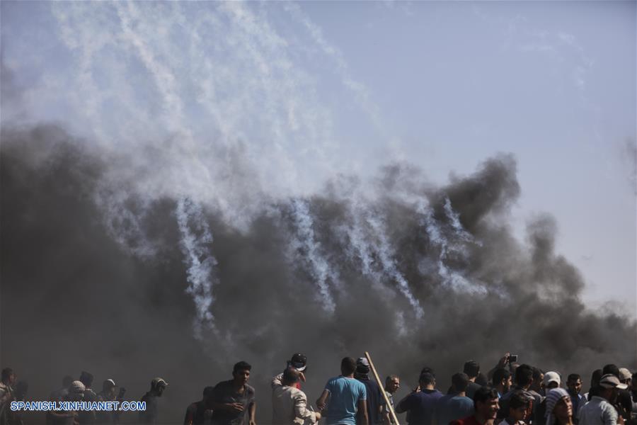  GAZA, junio 8, 2018 (Xinhua) -- Manifestantes palestinos corren para protegerse de gas lacrimógeno durante enfrentamientos con soldados israelíes en la frontera entre Gaza e Israel, en el este de la Ciudad de Gaza, el 8 de junio de 2018. Al menos cuatro manifestantes palestinos murieron y 618 resultaron heridos por soldados israelíes durante los enfrentamientos ocurridos el viernes cerca de la frontera Israel-Gaza, dijeron fuentes palestinas. (Xinhua/Wissam Nassar)