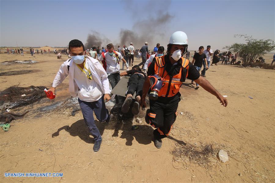 GAZA, junio 8, 2018 (Xinhua) -- Médicos palestinos trasladan a un hombre herido durante los enfrentamiento entre manifestantes con los soldados israelíes, en la frontera de Gaza e Israel, en el este de la ciudad de Khan Younis del sur de la Franja de Gaza, el 8 de junio de 2018. (Xinhua/Khaled Omar)
