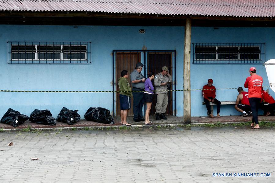 Los cuerpos de cuatro víctimas del naufragio permanecen en la sede de la Secretaría Municipal de Pesca, en Río de Janeiro, Brasil, el 8 de junio de 2018. (Xinhua/Fábio Motta/AGENCIA ESTADO)