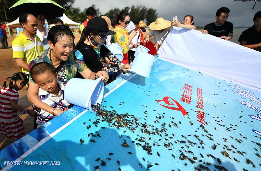 HAINAN, junio 8, 2018 (Xinhua) -- Voluntarios y ciudadanos liberan alevines en el mar, en la ciudad de Haikou, capital de la provincia de Hainan, en el sur de China, el 8 de junio de 2018. Aproximadamente 100,000 alevines fueron liberados en el mar durante el día para recibir al Día Mundial de los Océanos. (Xinhua/Guo Cheng)