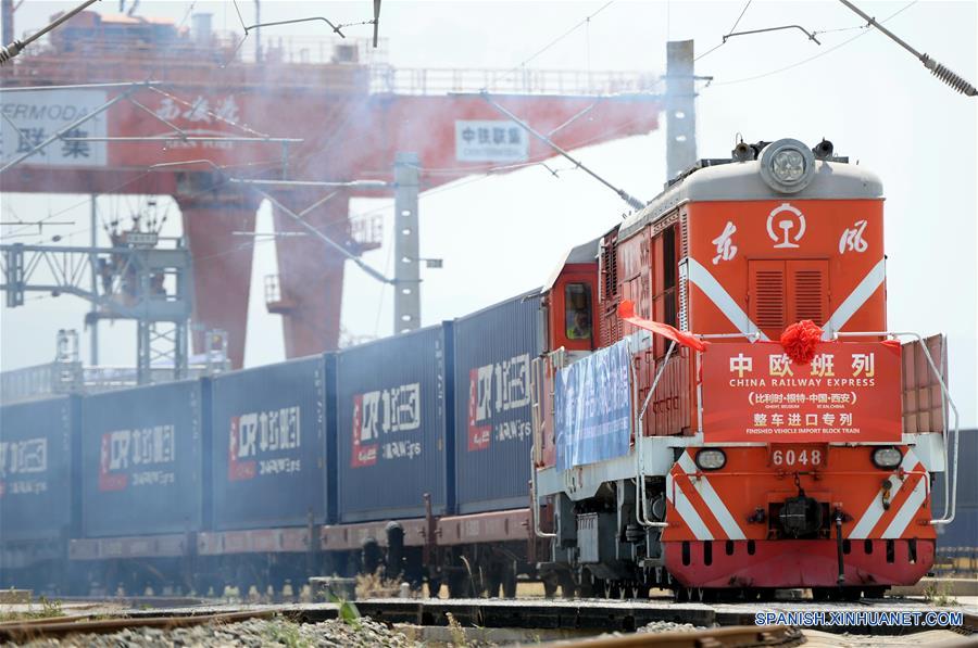 Vehículos importados llegan a Xi'an traídos por tren carguero