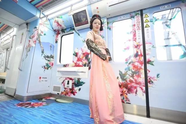 Decoran vagones de metro con elementos culturales chinos antiguos en Xi'an