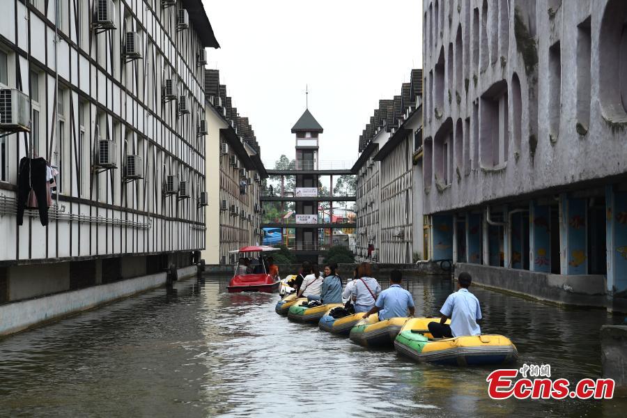 Un canal artificial atrae a los visitantes al distrito vinícola de Chongqing