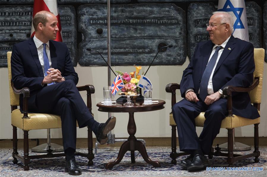 El presidente de Israel, Reuven Rivlin (i), se reúne con el príncipe Guillermo (i), de Reino Unido, en la residencia presidencial, en Jerusalén, el 26 de junio de 2018. (Xinhua/JINI)
