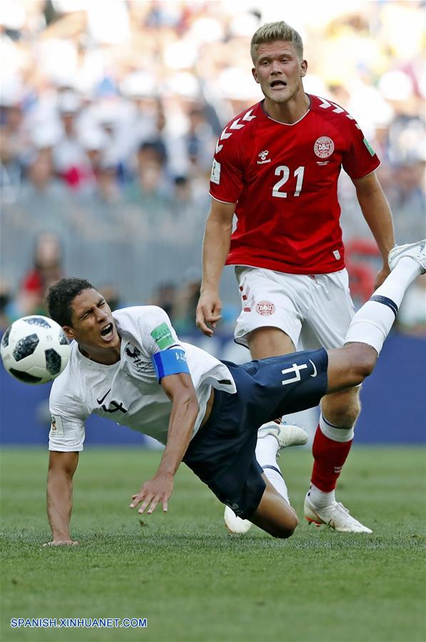 MOSCU, junio 26, 2018 (Xinhua) -- El jugador Andreas Cornelius (d), de Dinamarca, disputa el balón con Raphael Varane (i), de Francia, durante el partido del Grupo C de la Copa Mundial de la FIFA Rusia 2018, en Moscú, Rusia, el 26 de junio de 2018. (Xinhua/Cao Can) 