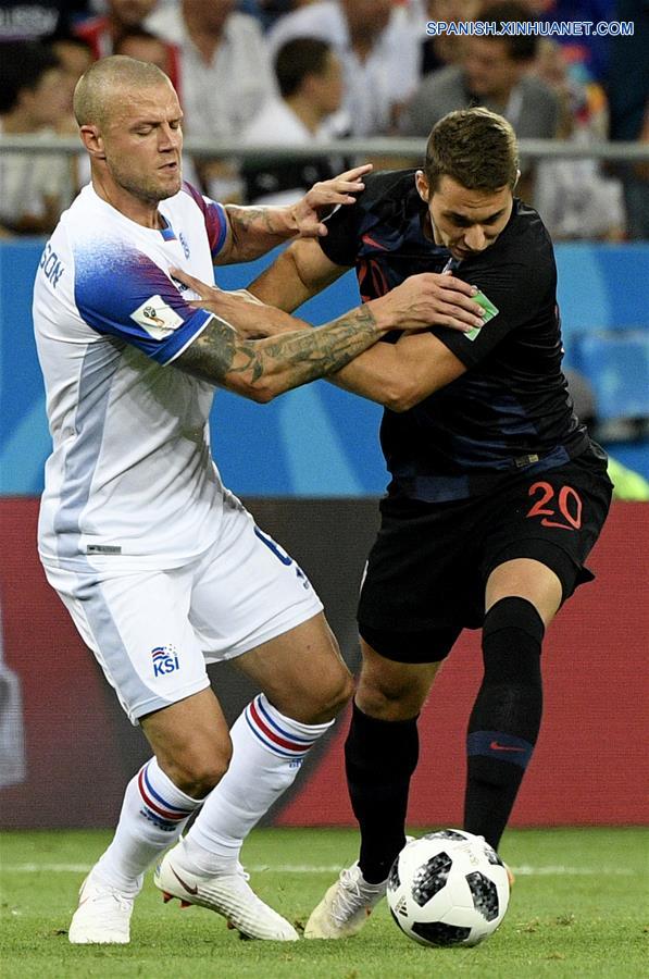 ROSTOV DEL DON, junio 26, 2018 (Xinhua) -- El jugador Ragnar Sigurdsson (i), de Islandia, disputa el balón con Marko Pjaca (d), de Croacia, durante el partido del Grupo D de la Copa Mundial de la FIFA Rusia 2018, en Rostov del Don, Rusia, el 26 de junio de 2018. (Xinhua/Lui Siu Wai)