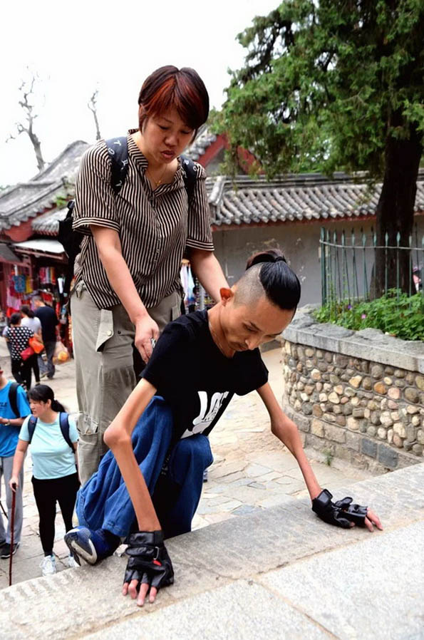 Joven chino que padece esclerosis lateral amiotrófica conquista el Monte Tai