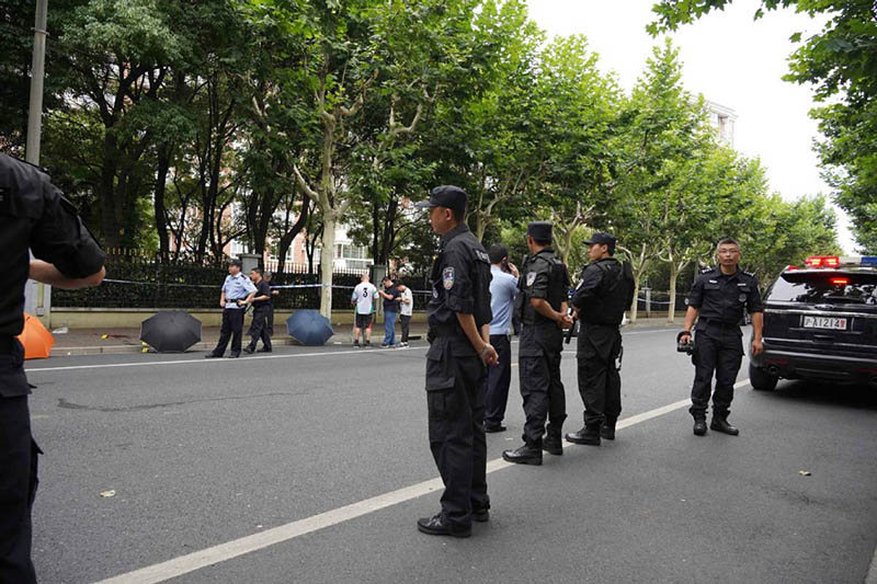 La policía investiga la escena del ataque con cuchillo ocurrido en Shanghai. [Foto: Gao Erqiang]