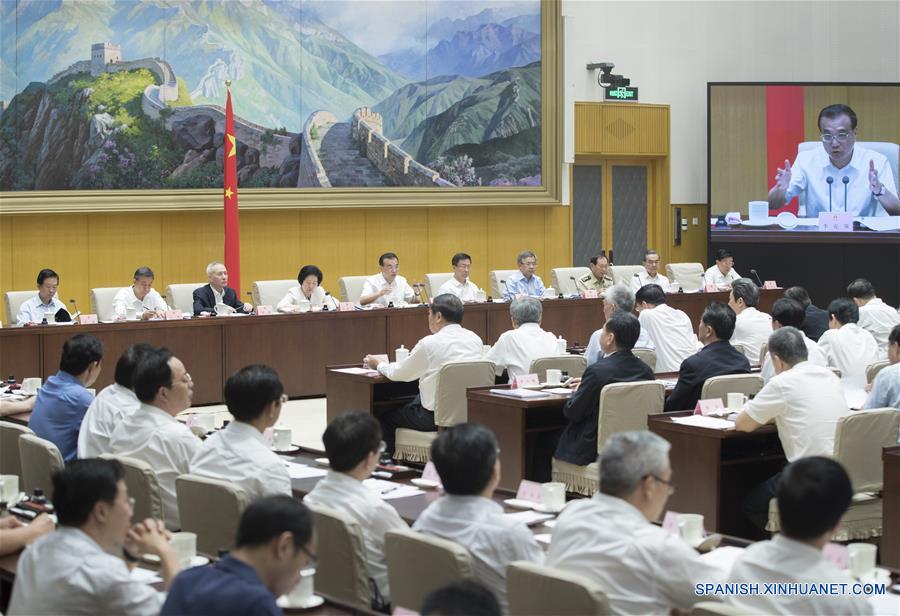 Primer ministro chino subraya reducción de papeleo y mejoría de servicios