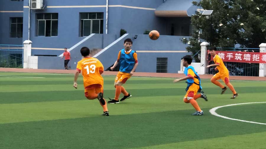 Bajo la dirección del entrenador español José y el chileno Piri juegan un partido niños chinos de la escuela Zhenghua en la ciudad de Kaili, suroeste de China.