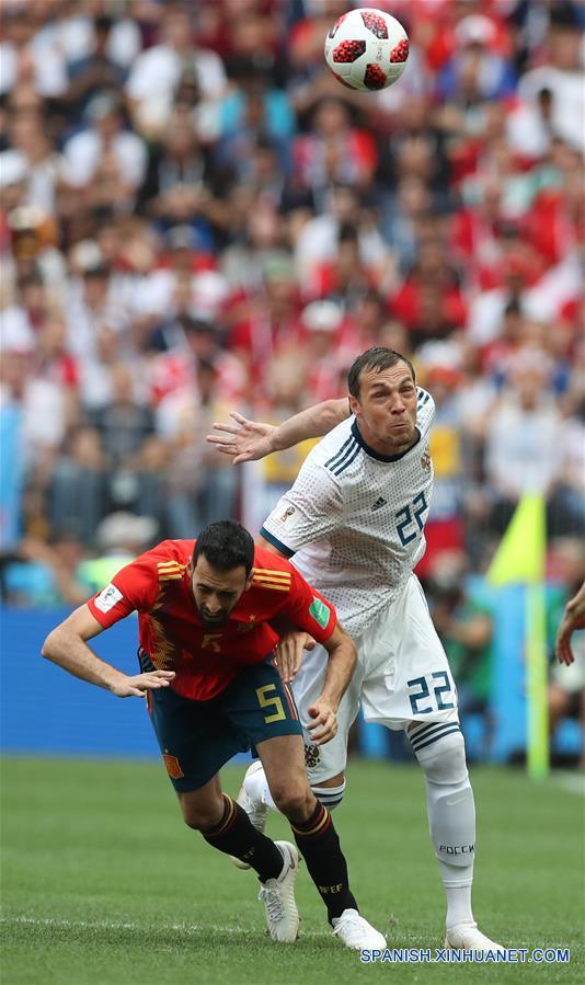 El jugador Sergio Busquets (i), de España, disputa el balón con Artem Dzyuba (d), de Rusia, durante el partido de octavos de final de la Copa Mundial de la FIFA Rusia 2018, en Moscú, Rusia, el 1 de julio de 2018. (Xinhua/Cao Can)