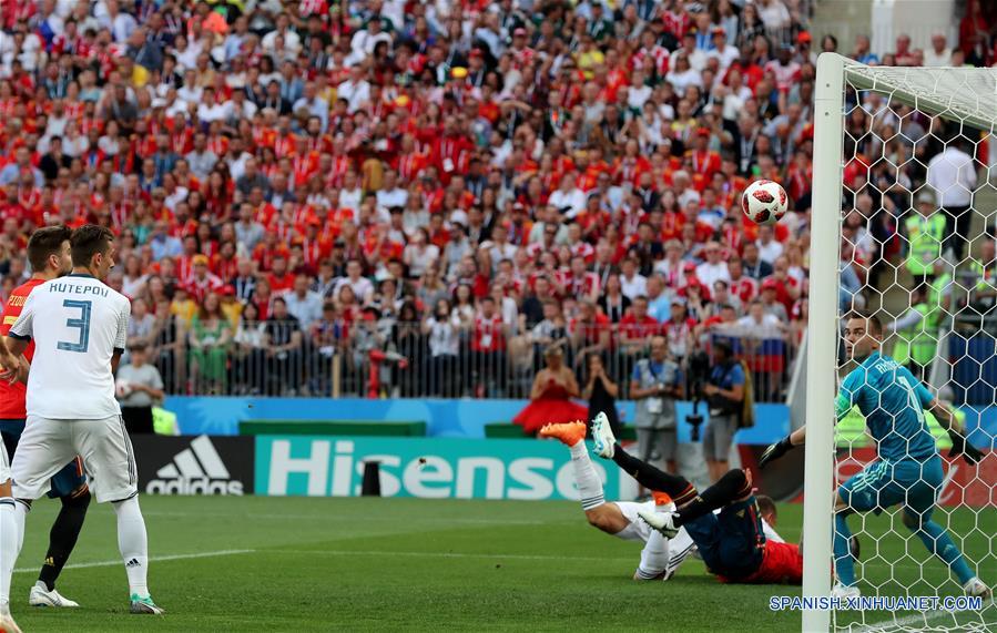 El jugador Sergey Ignashevich (3-d-frente), de Rusia, anota un autogol durante el partido de octavos de final de la Copa Mundial de la FIFA Rusia 2018, ante España, en Moscú, Rusia, el 1 de julio de 2018. (Xinhua/Yang Lei)