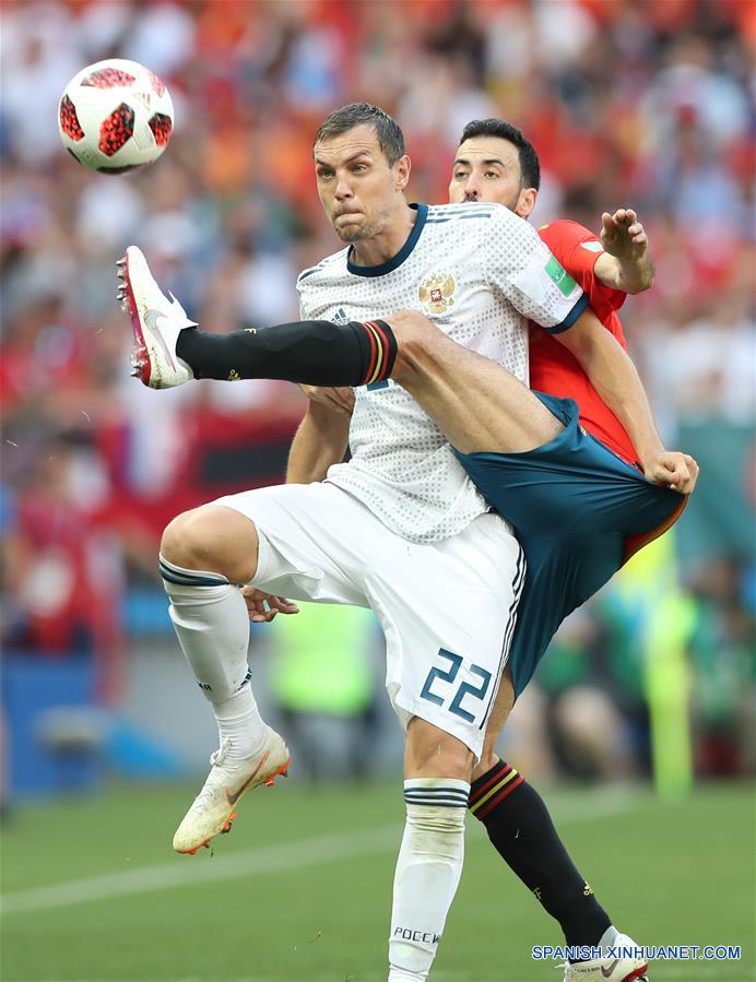 El jugador Artem Dzyuba (i), de Rusia, disputa el balón durante el partido de octavos de final de la Copa Mundial de la FIFA Rusia 2018, ante España, en Moscú, Rusia, el 1 de julio de 2018. (Xinhua/Xu Zijian)