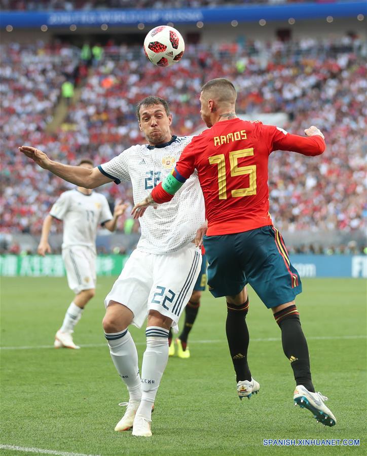 El jugador Sergio Ramos (d), de España, disputa el balón con Artem Dzyuba (i), de Rusia, durante el partido de octavos de final de la Copa Mundial de la FIFA Rusia 2018, en Moscú, Rusia, el 1 de julio de 2018. (Xinhua/Xu Zijian)