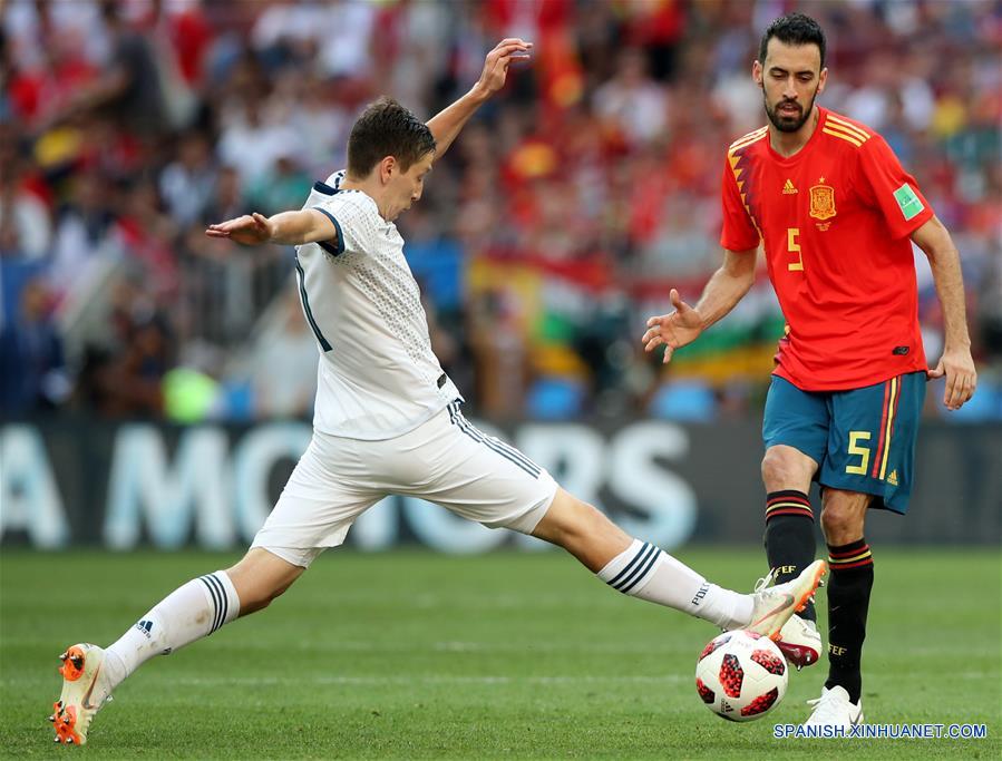 El jugador Sergio Busquets (d), de España, disputa el balón con Daler Kuziaev (i), de Rusia, durante el partido de octavos de final de la Copa Mundial de la FIFA Rusia 2018, en Moscú, Rusia, el 1 de julio de 2018. (Xinhua/Wu Zhuang)