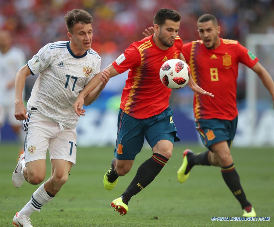El jugador Nacho (c), de España, disputa el balón con Aleksandr Golovin (i), de Rusia, durante el partido de octavos de final de la Copa Mundial de la FIFA Rusia 2018, en Moscú, Rusia, el 1 de julio de 2018. (Xinhua/Wu Zhuang)