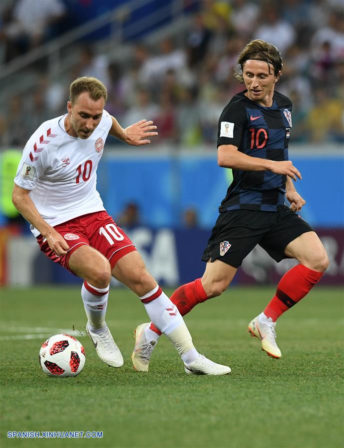 El jugador Luka Modric (d), de Croacia, disputa el balón con Christian Eriksen (i), de Dinamarca, durante el partido de octavos de final de la Copa Mundial de la FIFA Rusia 2018, en Nizhni Novgorod, Rusia, el 1 de julio de 2018. (Xinhua/Du Yu)