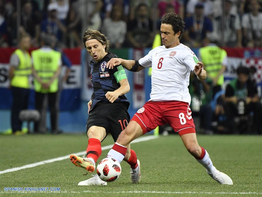 El jugador Luka Modric (i), de Croacia, disputa el balón con Thomas Delaney (d), de Dinamarca, durante el partido de octavos de final de la Copa Mundial de la FIFA Rusia 2018, en Nizhni Novgorod, Rusia, el 1 de julio de 2018. (Xinhua/He Canling)