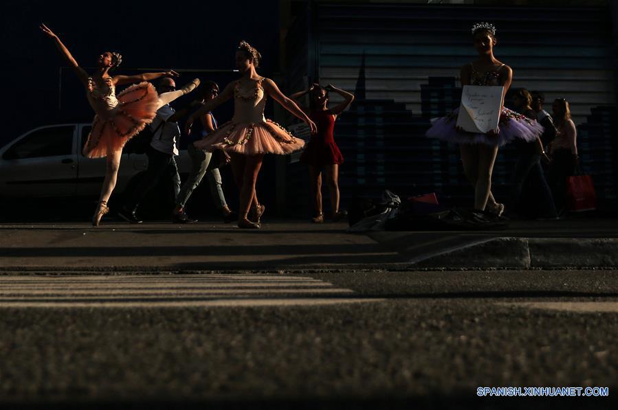 Bailarinas en evento en la Avenida Paulista