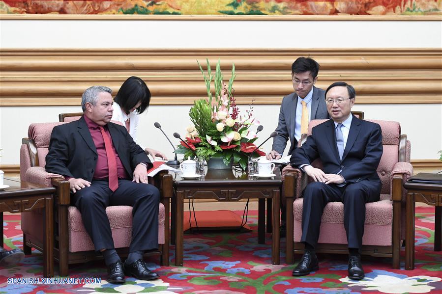 Alto funcionario chino se reúne con invitados extranjeros