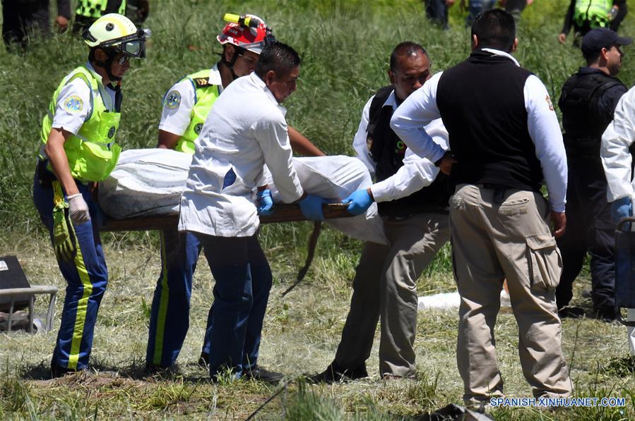 TULTEPEC, julio 5, 2018 (Xinhua) -- Elementos de los cuerpos de socorro trasladan el cuerpo de una víctima en el lugar de una explosión en el barrio La Saucera, a las afueras del área urbana del poblado de Tultepec, Estado de México, México, el 5 de julio de 2018. Al menos 19 muertos y 40 heridos dejó el jueves una serie de explosiones en un área de talleres de pirotecnia en el poblado de Tultepec, en el central estado de México, informaron autoridades. (Xinhua/Fernando Ramírez)