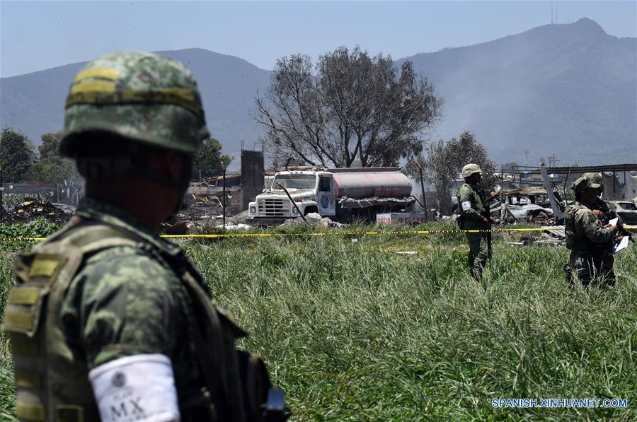 TULTEPEC, julio 5, 2018 (Xinhua) -- Soldados del Ejército mexicano vigilan en el lugar de una explosión en el barrio La Saucera, a las afueras del área urbana del poblado de Tultepec, Estado de México, México, el 5 de julio de 2018. Al menos 19 muertos y 40 heridos dejó el jueves una serie de explosiones en un área de talleres de pirotecnia en el poblado de Tultepec, en el central estado de México, informaron autoridades. (Xinhua/Fernando Ramírez)
