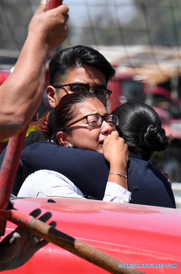 TULTEPEC, julio 5, 2018 (Xinhua) -- Residentes reaccionan en el lugar de una explosión en el barrio La Saucera, a las afueras del área urbana del poblado de Tultepec, Estado de México, México, el 5 de julio de 2018. Al menos 19 muertos y 40 heridos dejó el jueves una serie de explosiones en un área de talleres de pirotecnia en el poblado de Tultepec, en el central estado de México, informaron autoridades. (Xinhua/Fernando Ramírez)