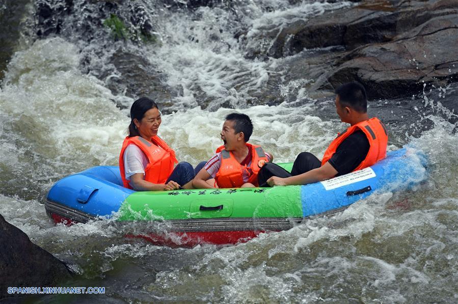 Jiangxi: Personas se refrescan emprendiendo actividades acuáticas