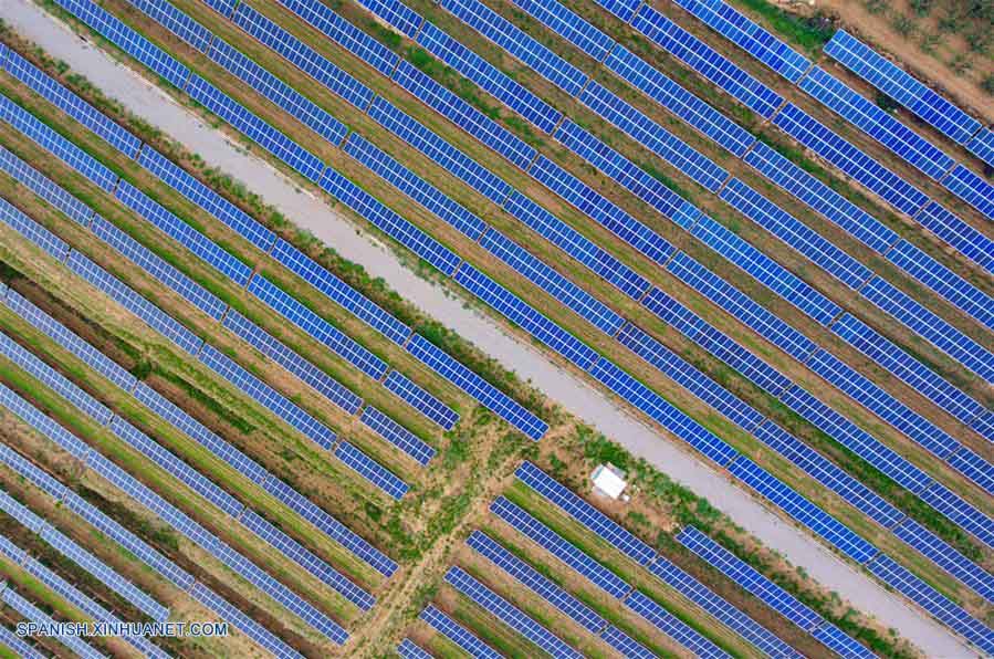 Shanxi: Vista aérea de una planta de energía fotovoltaica