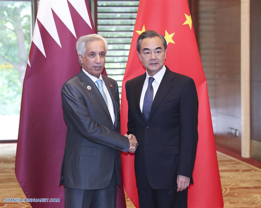 Consejero de Estado chino conversa con canciller de Qatar