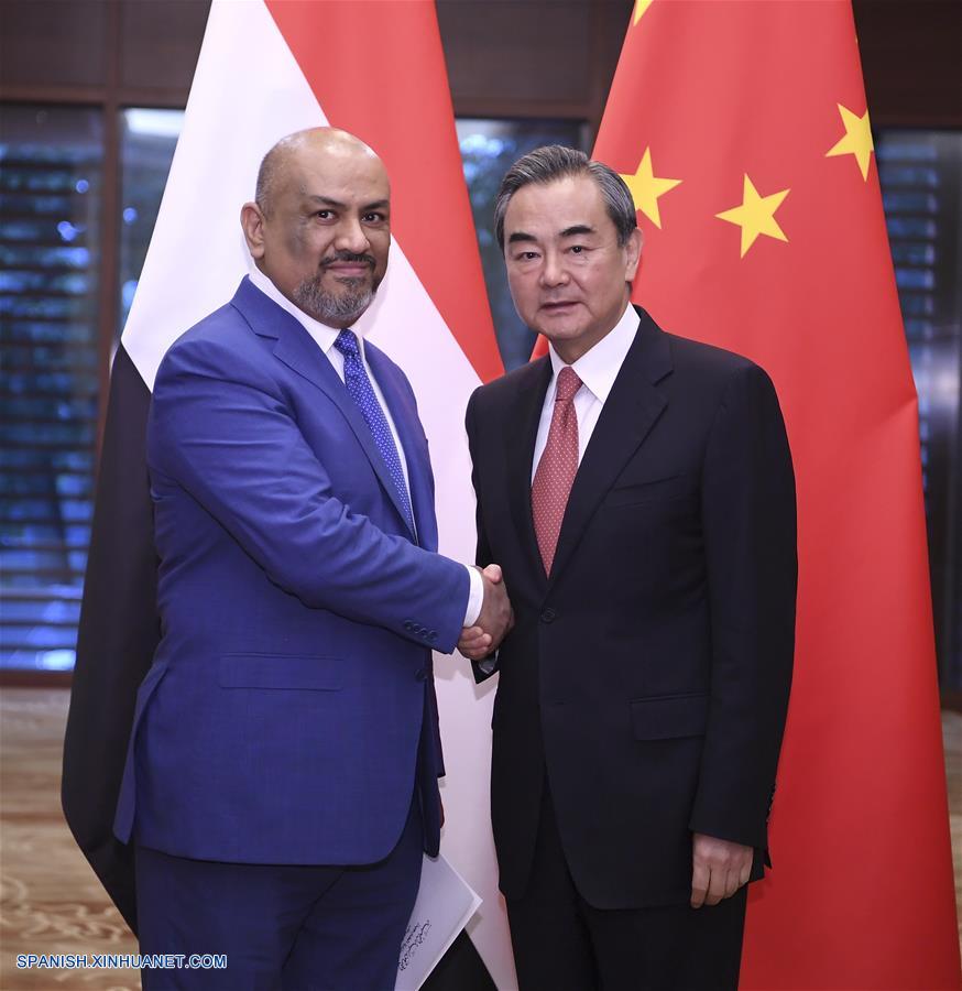 Consejero de Estado chino conversa con ministros de Estados árabes