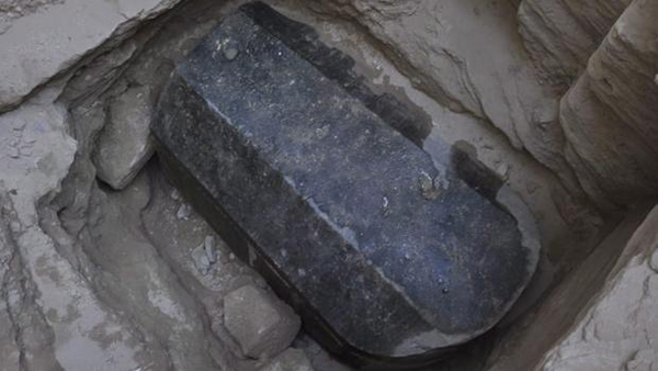 Hallan en Egipto un misterioso sarcófago sin profanar